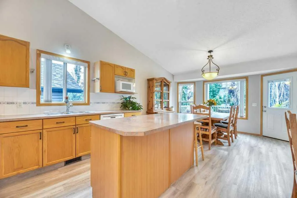 409 Strathford Bay