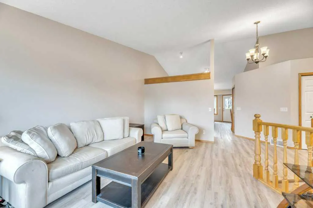 409 Strathford Bay