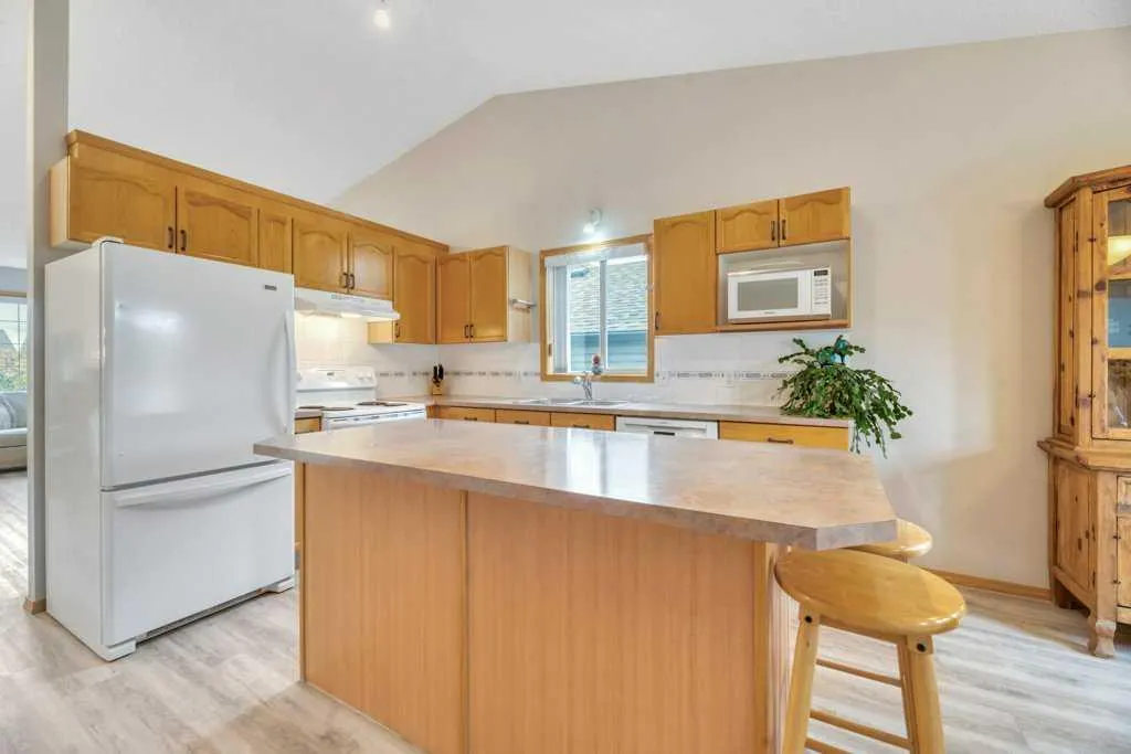 409 Strathford Bay