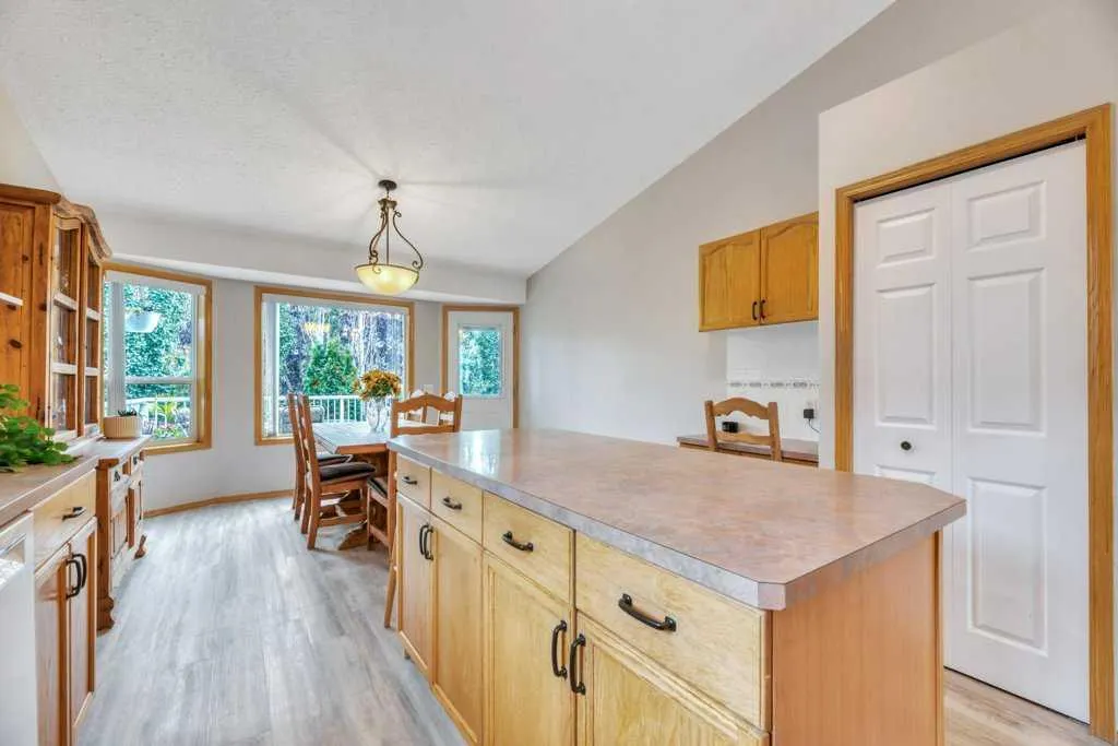 409 Strathford Bay