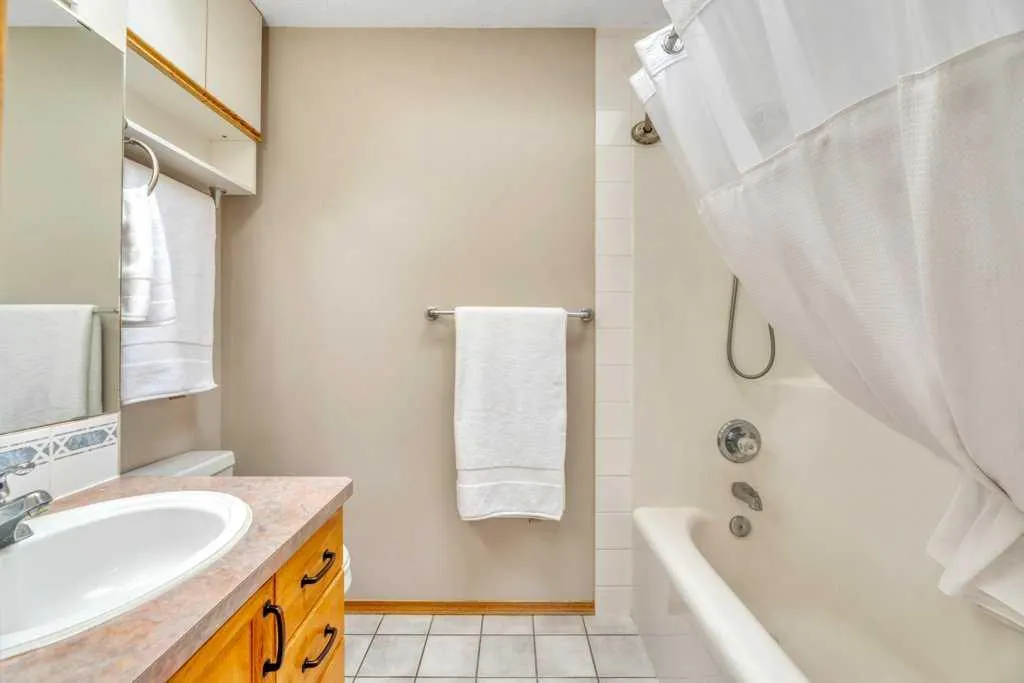 409 Strathford Bay