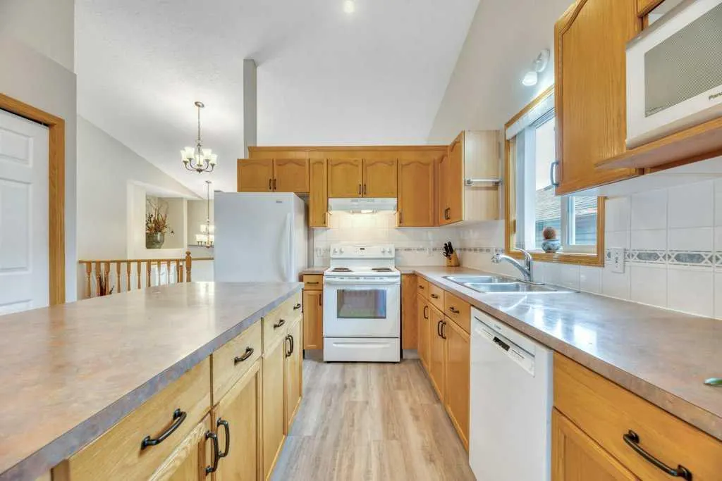 409 Strathford Bay