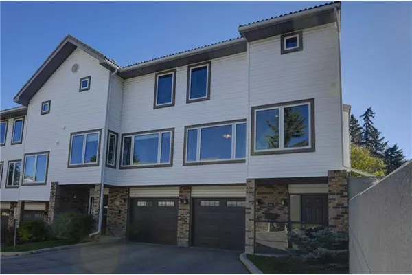96 Coachway Gardens SW