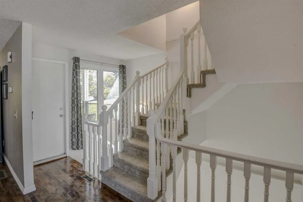 96 Coachway Gardens SW
