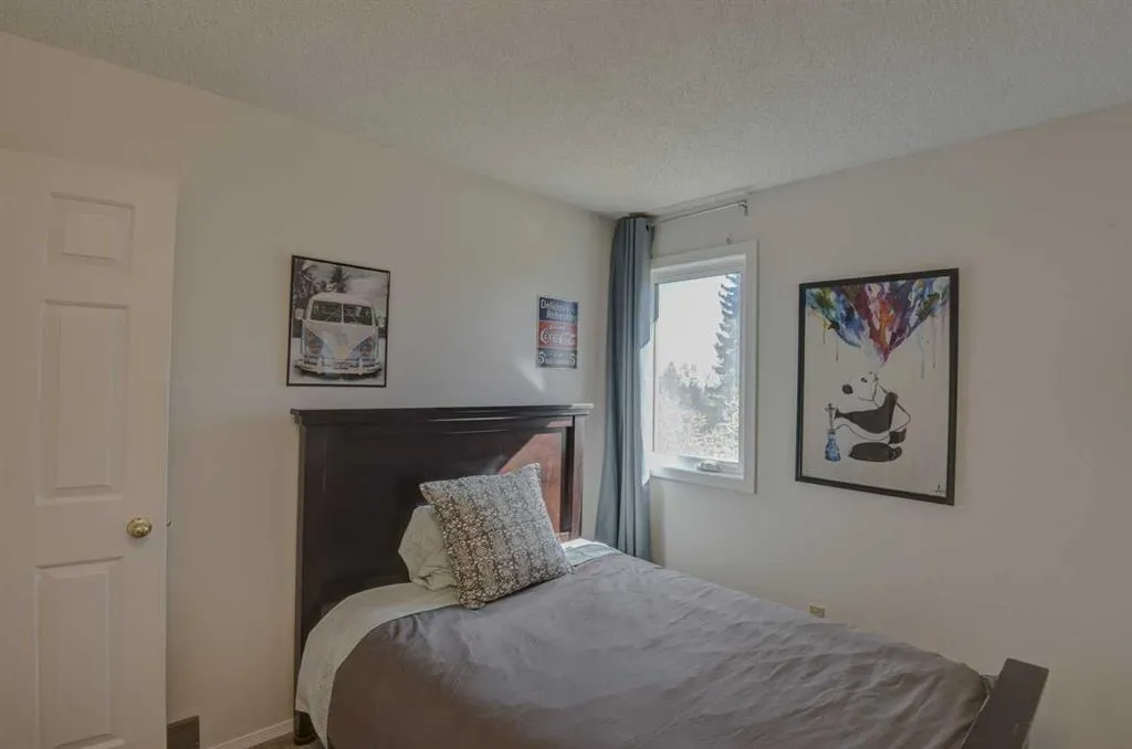 96 Coachway Gardens SW