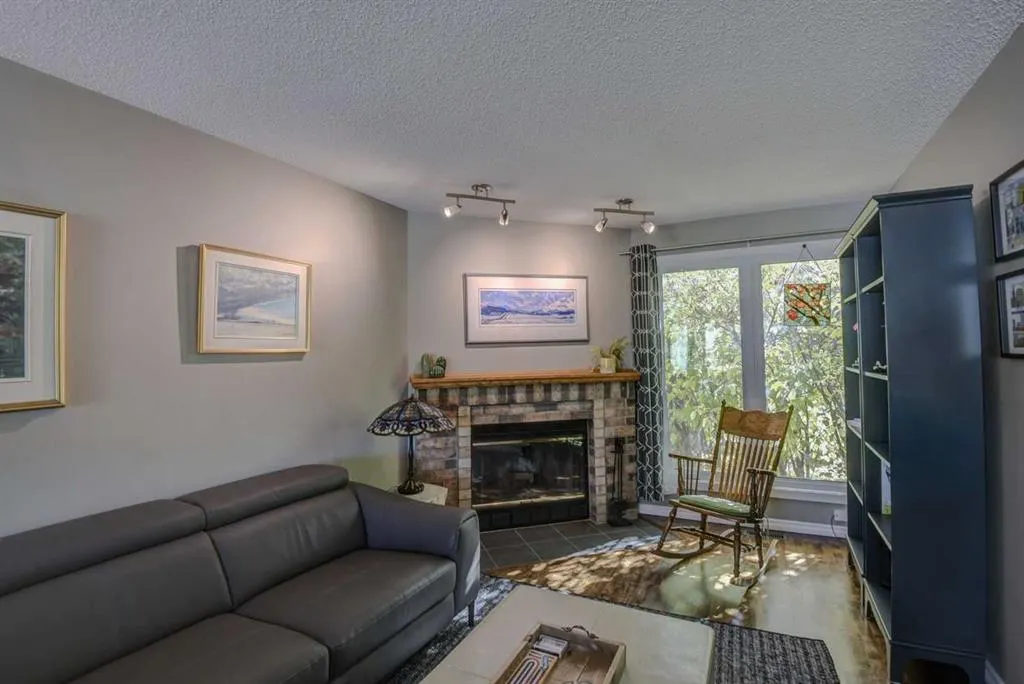 96 Coachway Gardens SW