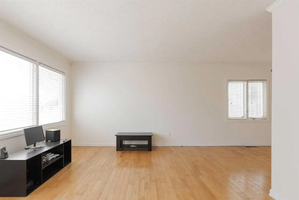 32 Moberly Crescent