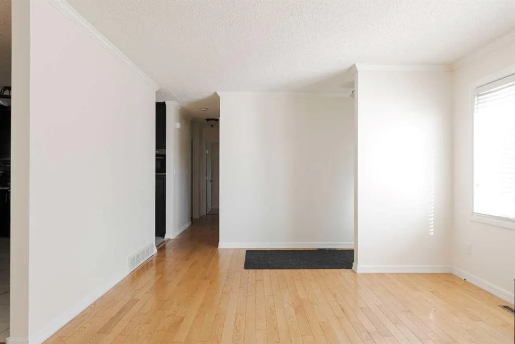 32 Moberly Crescent