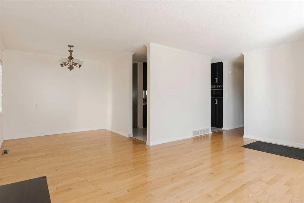 32 Moberly Crescent