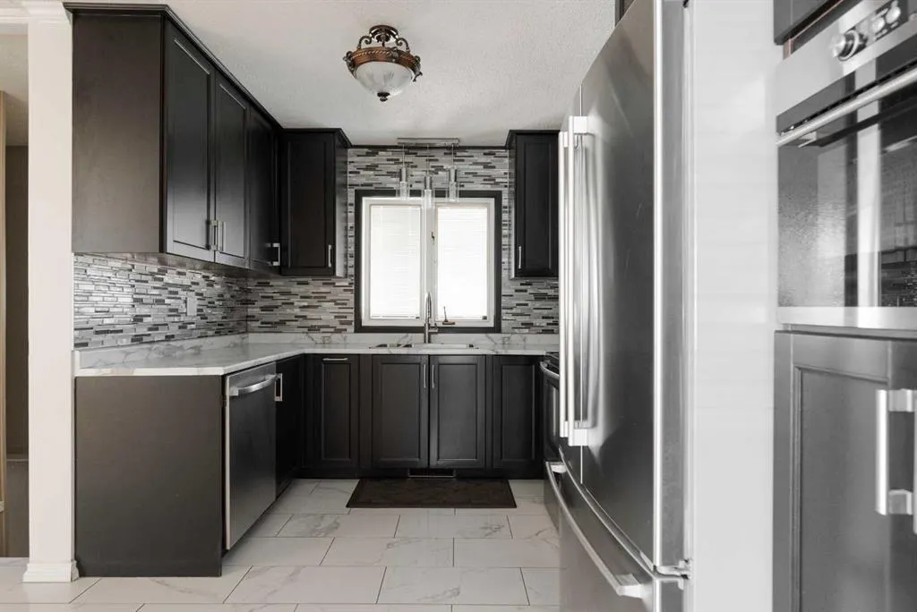 32 Moberly Crescent