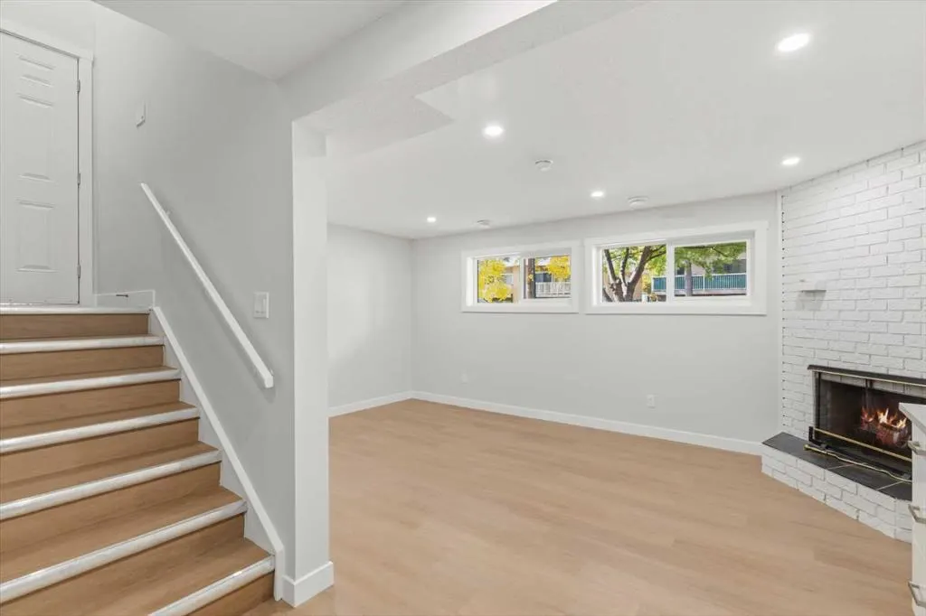 30 / 32 Dalton Bay NW