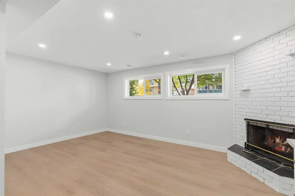 30 / 32 Dalton Bay NW