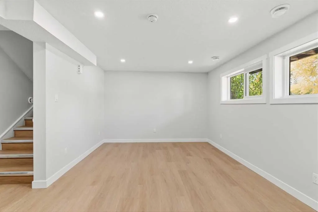 30 / 32 Dalton Bay NW