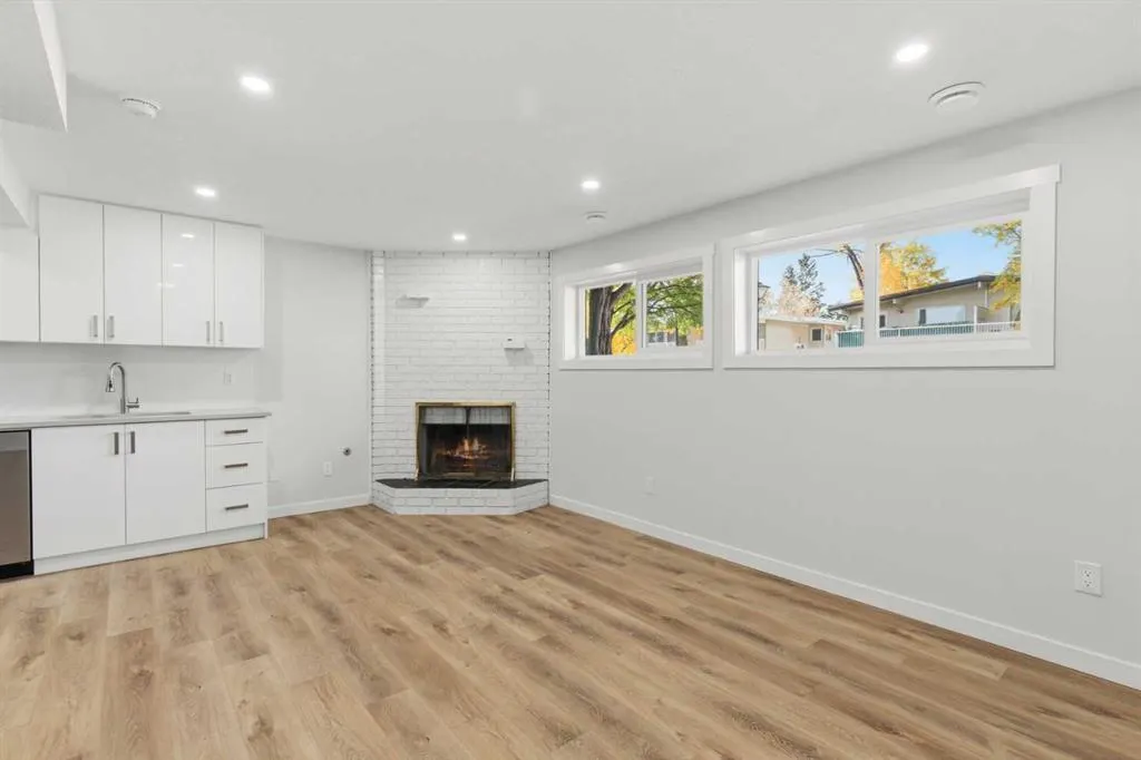 30 / 32 Dalton Bay NW