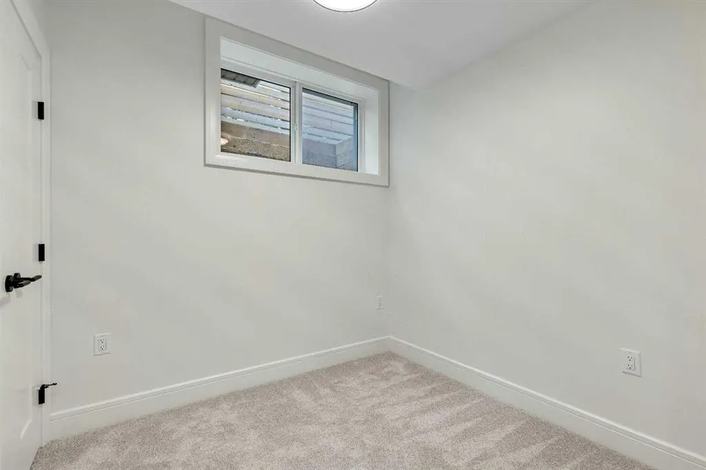 1906 5 Street NE