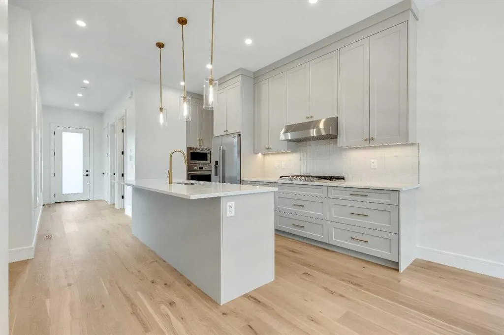 1906 5 Street NE
