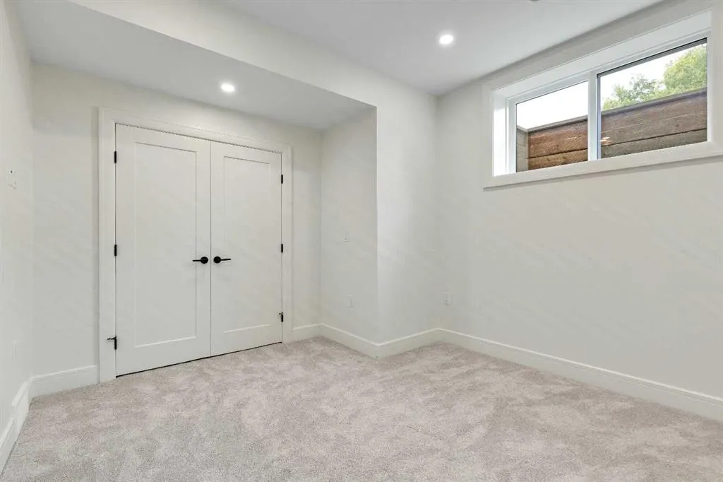 1906 5 Street NE