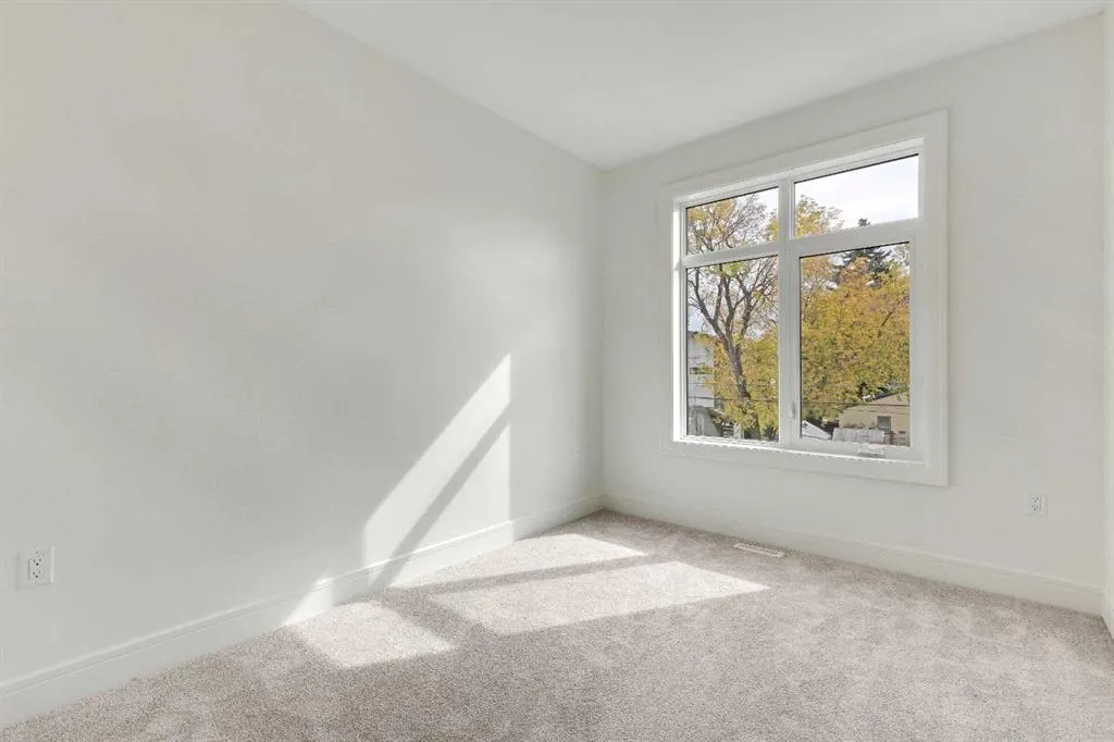 1906 5 Street NE