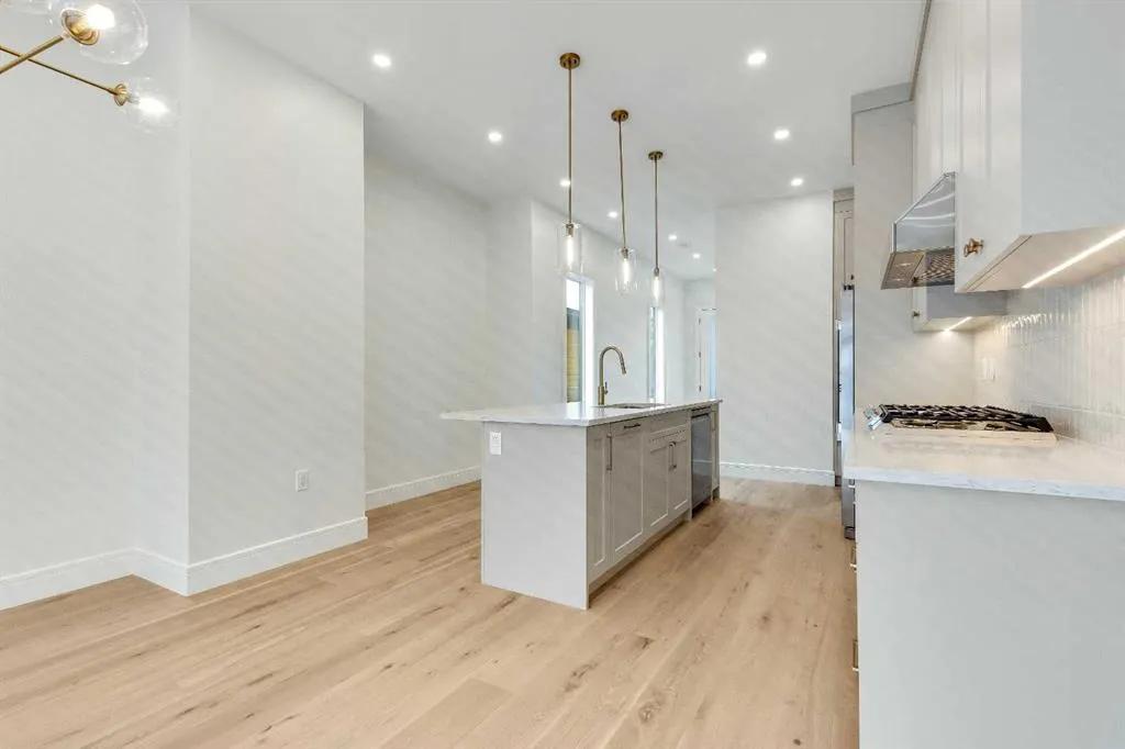 1906 5 Street NE