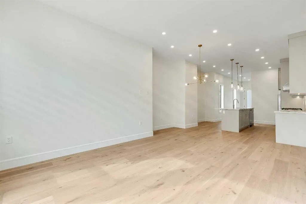 1906 5 Street NE