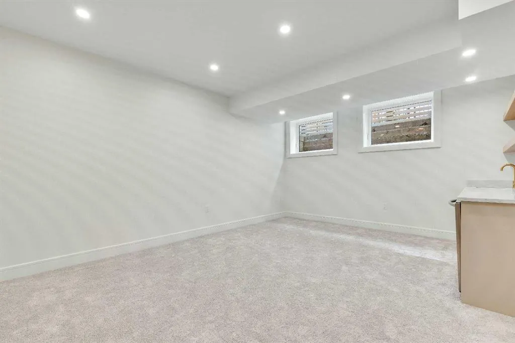 1906 5 Street NE