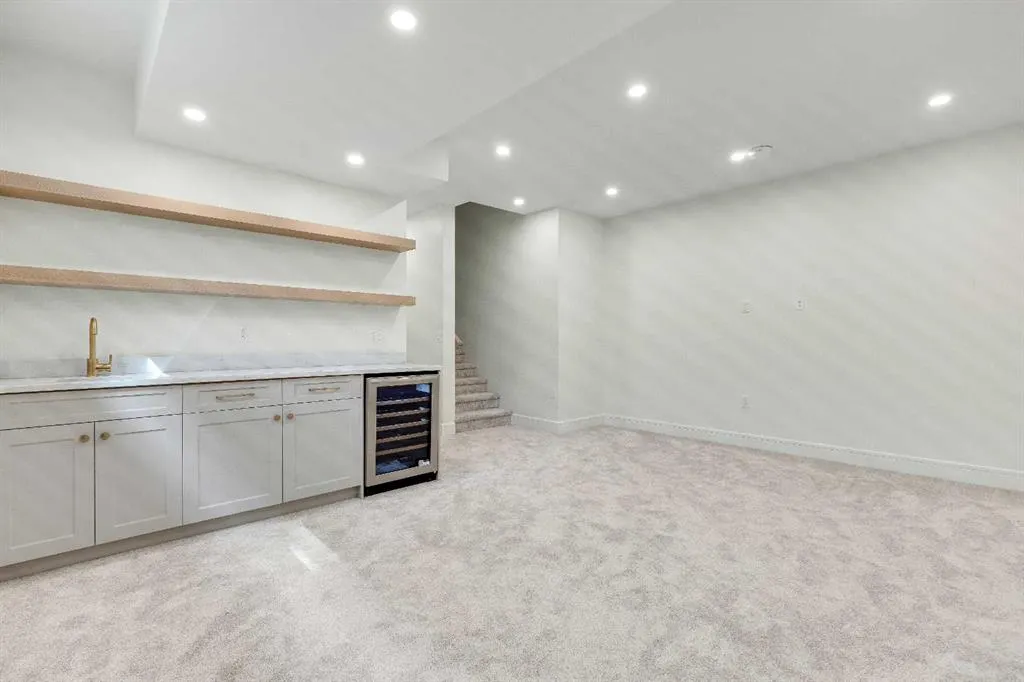 1906 5 Street NE