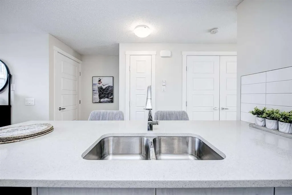 260 Rowley Way NW #101