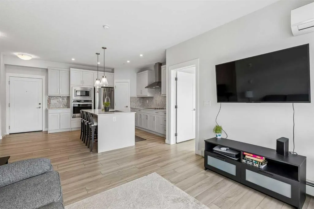 35 Walgrove SE #303