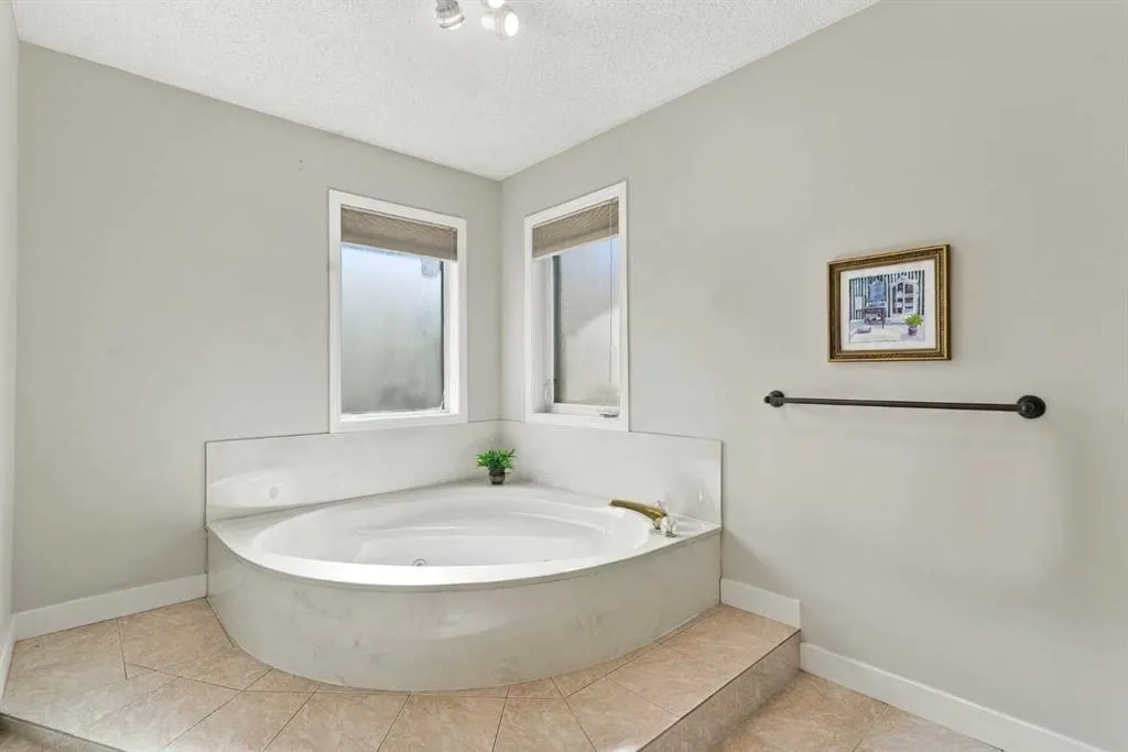 21 Mt Robson Close SE