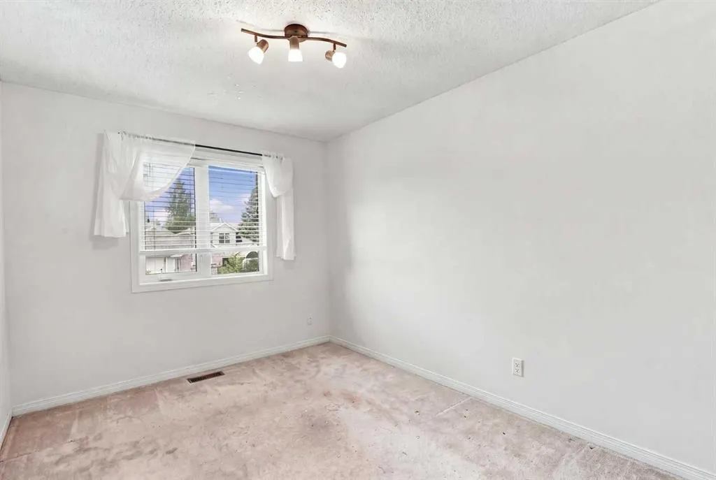 21 Mt Robson Close SE