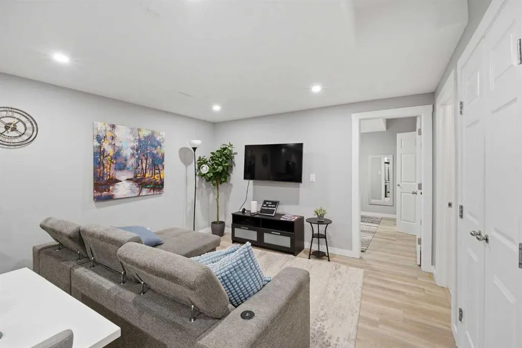 125 Edith Gate NW
