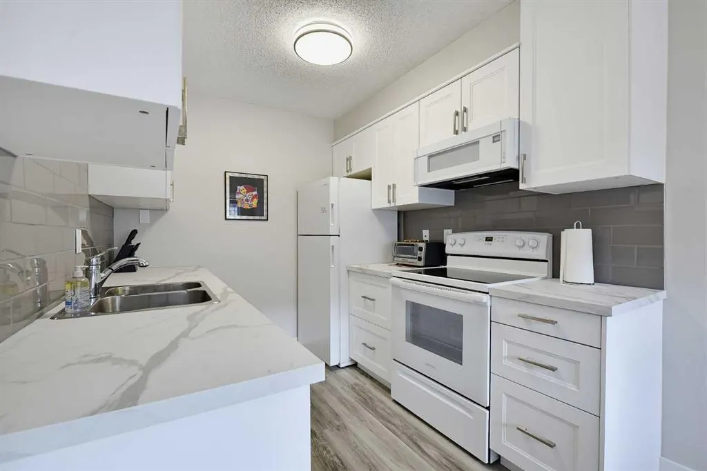 617 56 Avenue SW #201