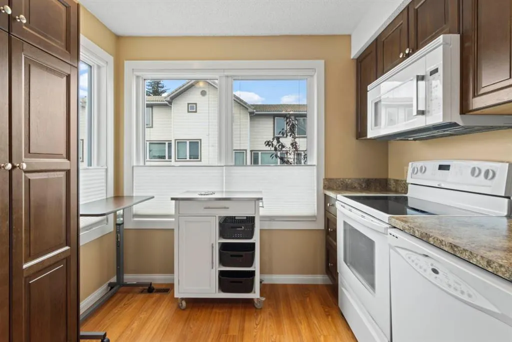 76 Coachway Gardens SW