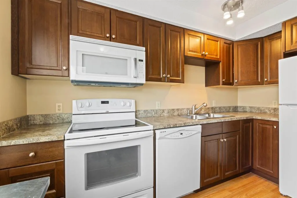 76 Coachway Gardens SW