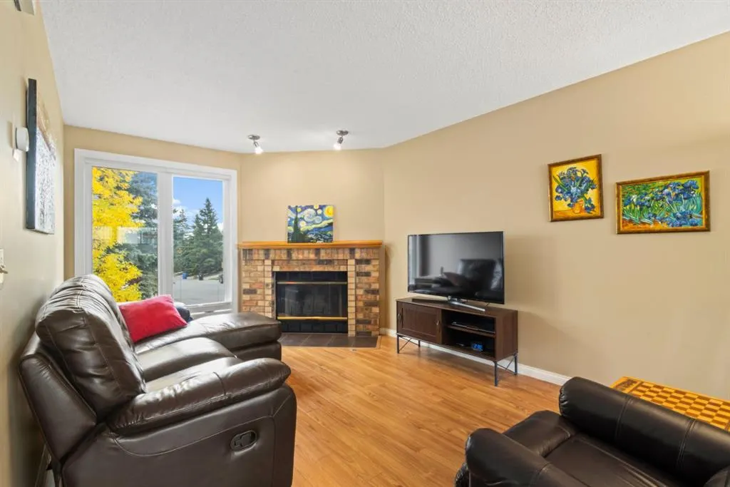 76 Coachway Gardens SW