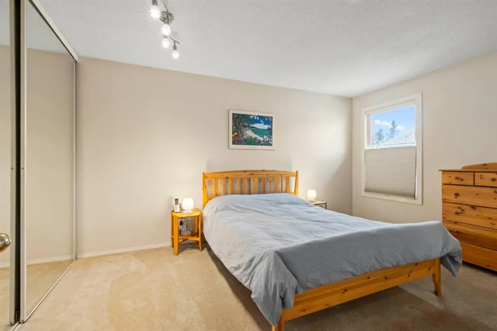 76 Coachway Gardens SW