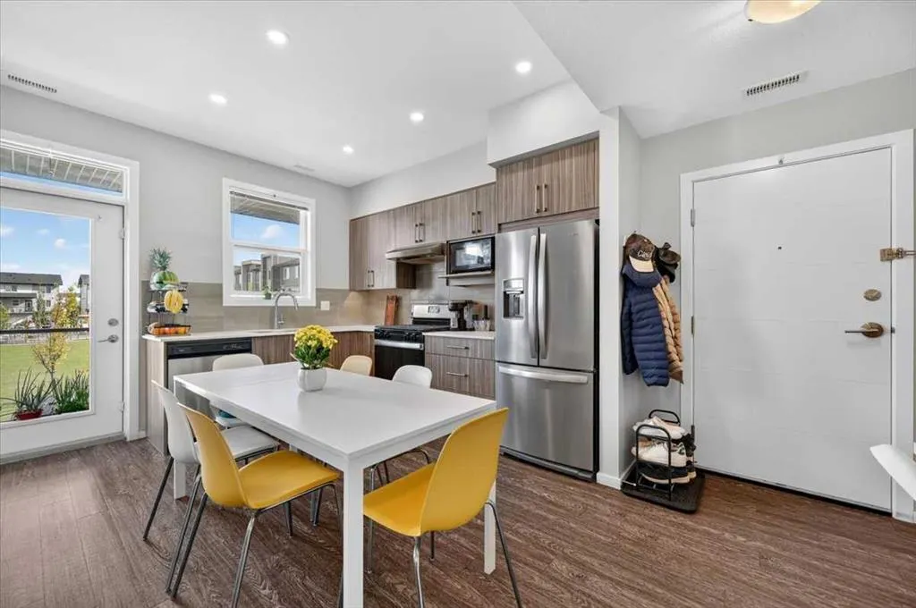 235 Redstone Walk NE #204