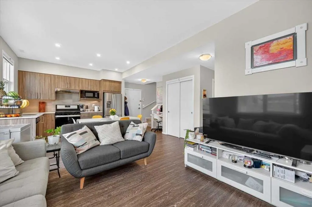 235 Redstone Walk NE #204