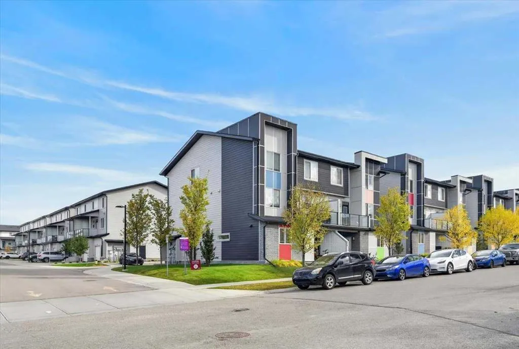 235 Redstone Walk NE #204