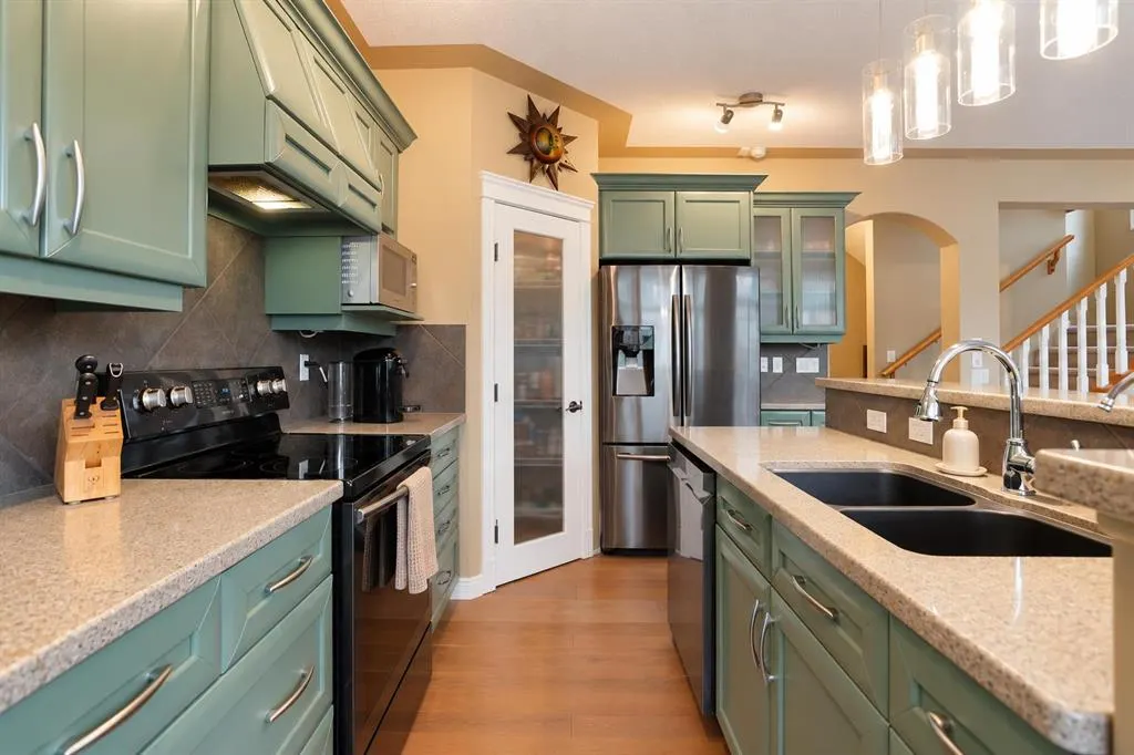 30 Discovery Ridge Gardens SW