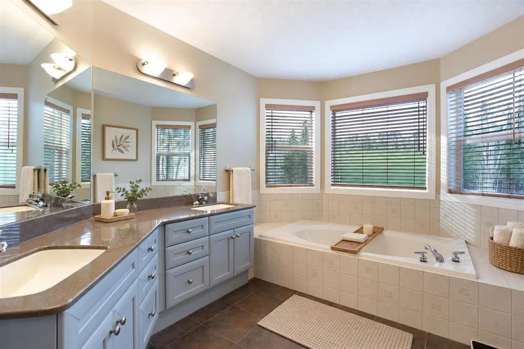 30 Discovery Ridge Gardens SW