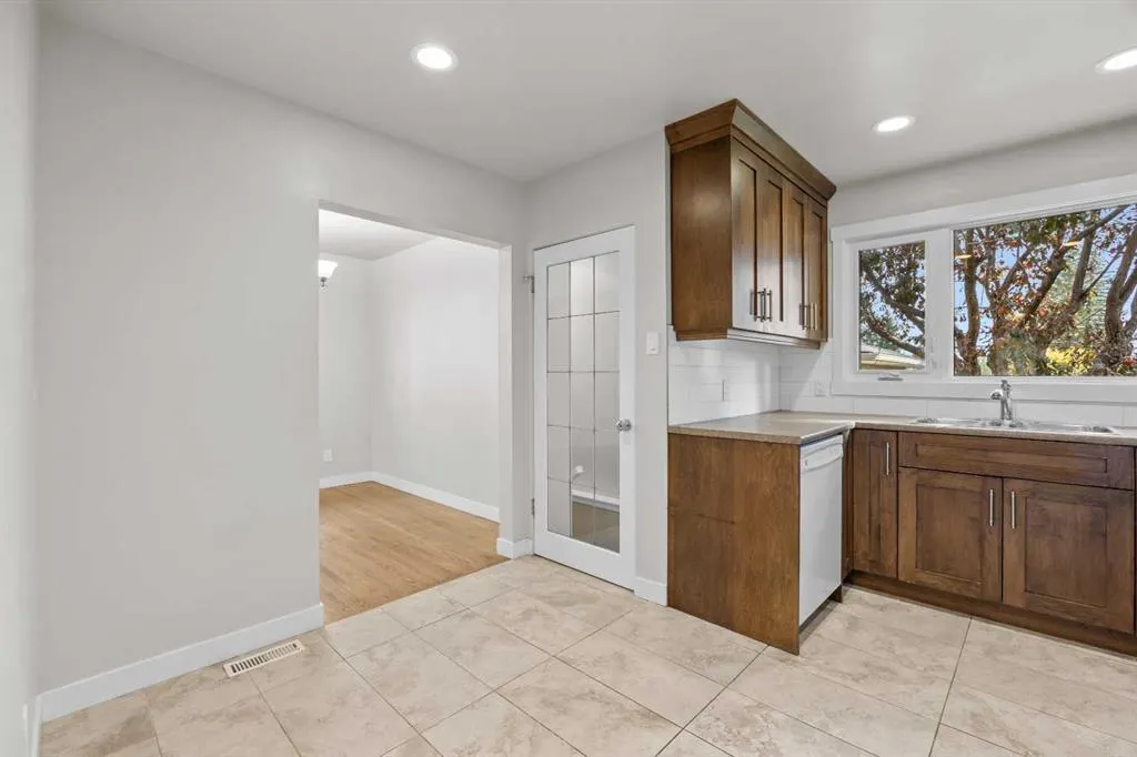 48 Selkirk Drive SW