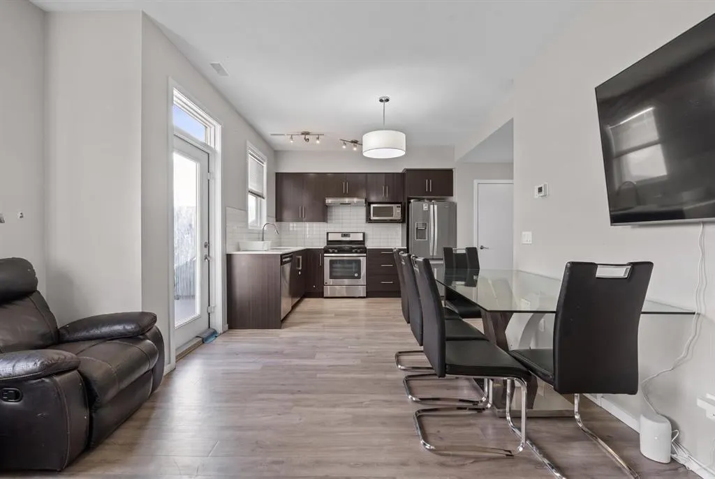 135 Redstone Walk NE #202