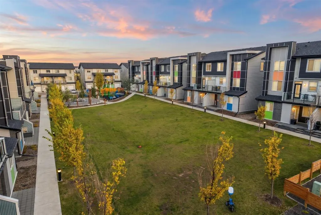135 Redstone Walk NE #202