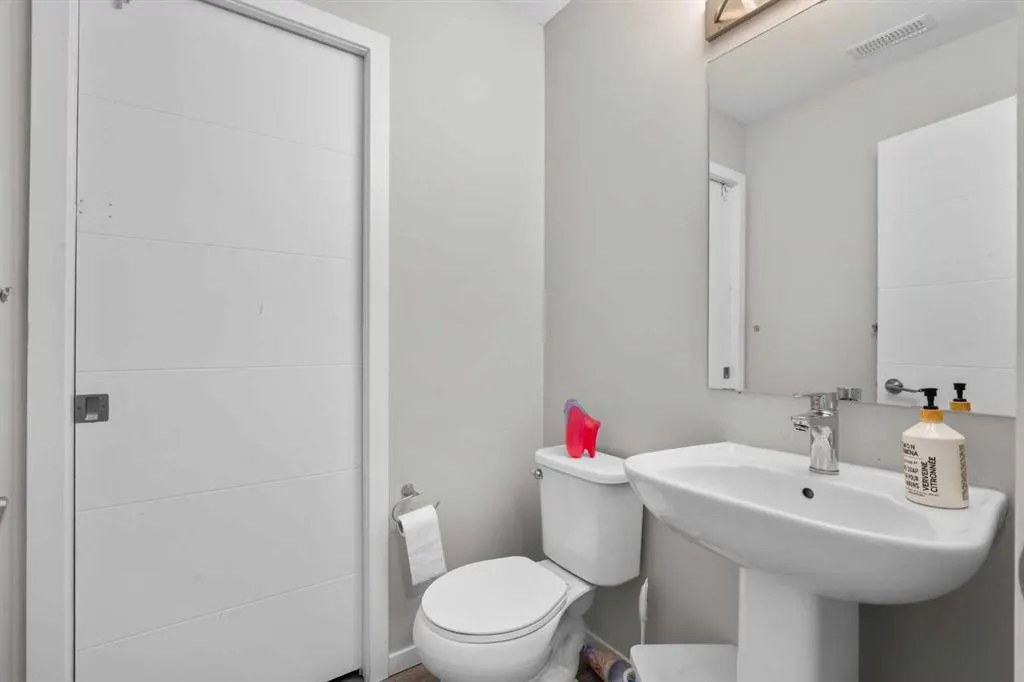 135 Redstone Walk NE #202