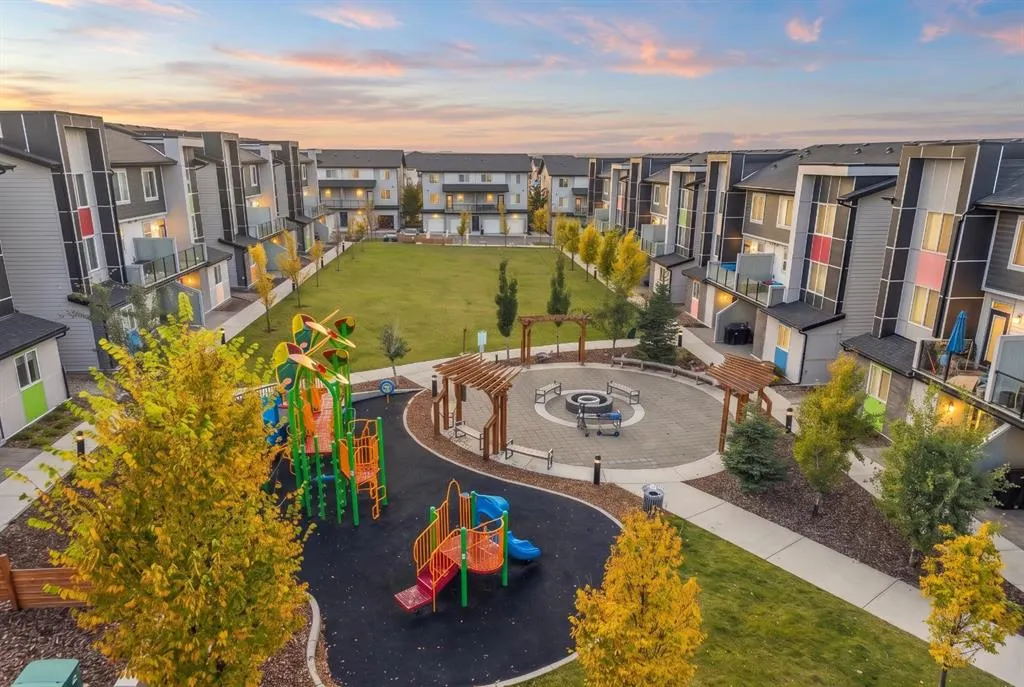 135 Redstone Walk NE #202