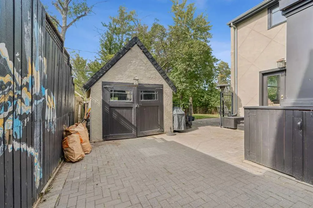 620 Rideau Road SW