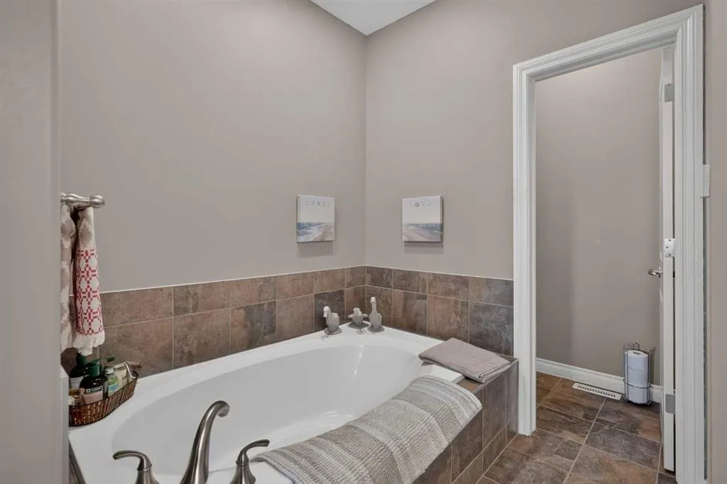 111 Tuscany Ravine Heights NW