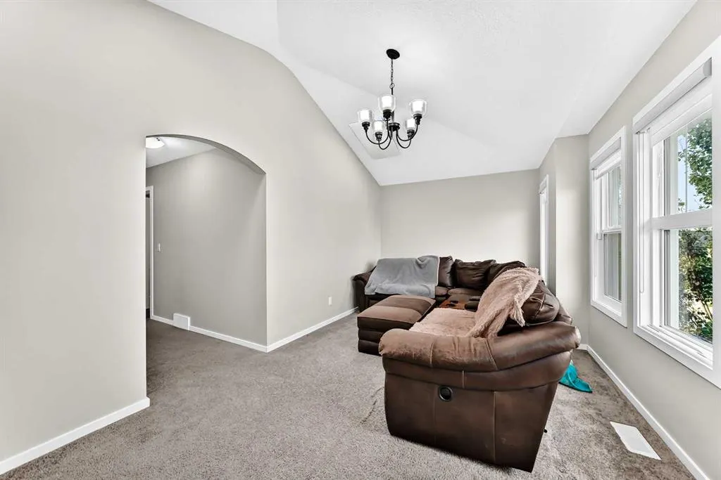 296 Nolancrest Heights NW