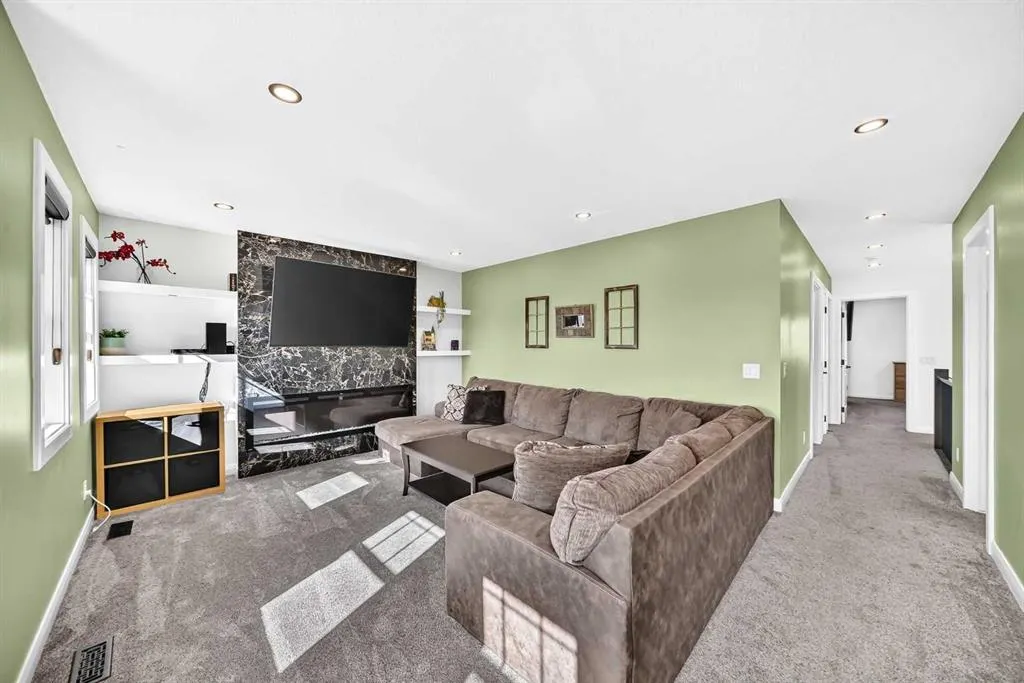 128 Ravenskirk Close SE